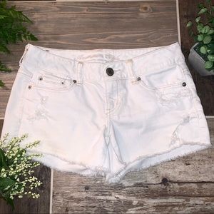 🌸American Eagle White Distressed Shorts